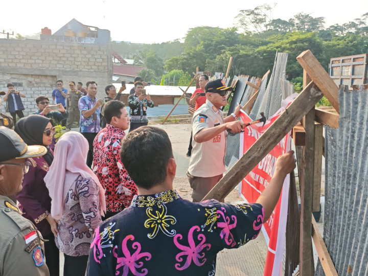 Sempat Ditutup 24 Jam, Satpol PP Bongkar Paksa Blokade Jalan Gotong Royong