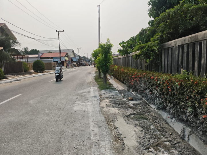 Sisa Material Semen Dibuang ke Selokan di Jalan Pattimura; Drainase Tak Berfungsi