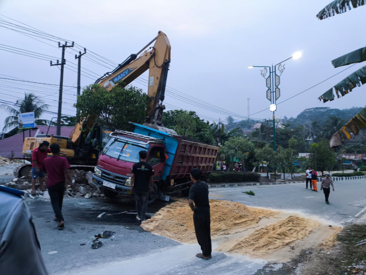 Tak Kuat Nanjak, Truk Pengangkut Pasir Terguling di KM 6 Bontang