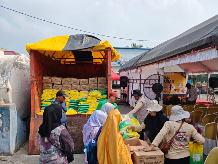 Warga Serbu Sembako Murah di TPI Tanjung Limau Bontang, Harga Beras Rp60 Ribu Per 5 Kg